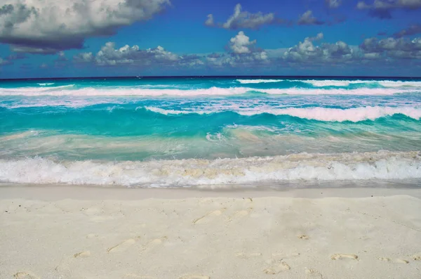 Costa con su agua azul y arena blanca, cielo, nubes — Foto de Stock