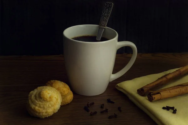 Cup coffee with cinnamon and cookies on wooden table — Stock Photo, Image