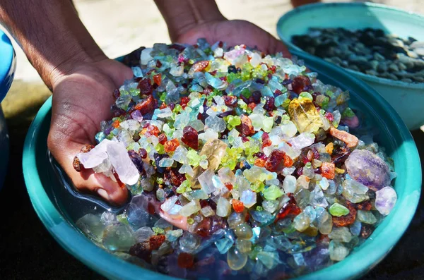 Extracción de piedras preciosas a mano, rubíes, esmeraldas, diamantes . — Foto de Stock