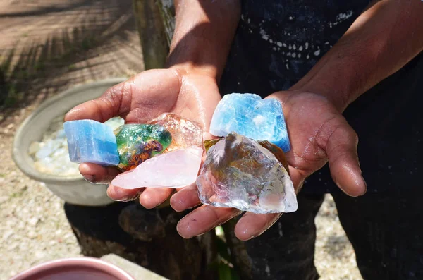 Extraction de pierres précieuses à la main, rubis, émeraudes, diamants . — Photo