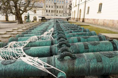 Duvar boyunca birçok antik metal topçu toplar