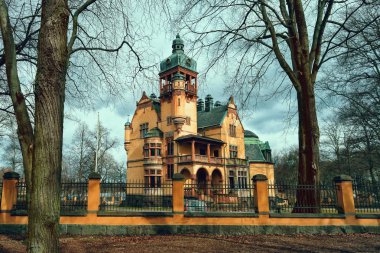 Sarı eski ev taret ve bir çit, İsveç