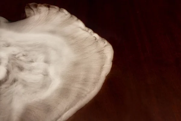 Eski bir masada beyaz duman swirls