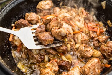 Havuç ve soğan kazanı ateşe et