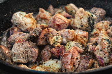 Et Baharatlar yakın çekim ile bir tavada kızarmış