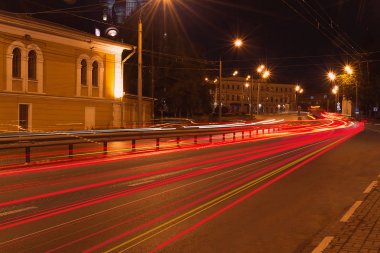 Kırmızı araba farlar gece köprüde parça