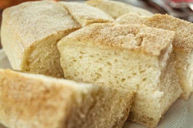 Kabuk ahşap bir masa üzerinde bir tabakta ile taze yumuşak beyaz ekmek