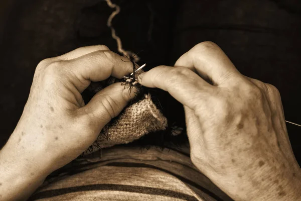 Retro tarzı örgü iğneleri ile el kapatın