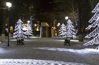 Noel ağacı Noel içinde neon sokakta parlıyor