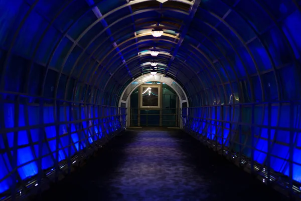 El túnel está iluminado con luz azul —  Fotos de Stock