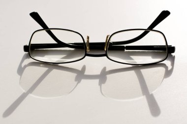 Gözlük Vizyon gölge beyaz bir zemin üzerine için