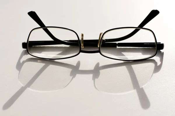 Γυαλιά όρασης σε λευκό φόντο με σκιά — Φωτογραφία Αρχείου