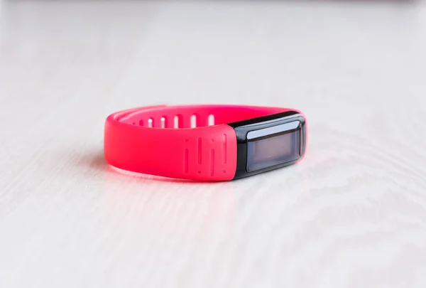 Pulsera rosa fitness con lugar para texto sobre fondo blanco de madera — Foto de Stock