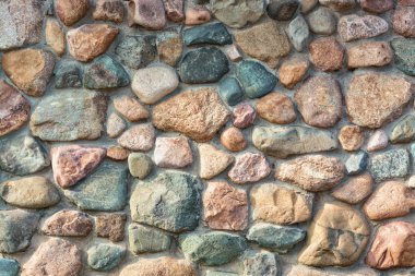 Büyük doğal taşlar, arka duvarına