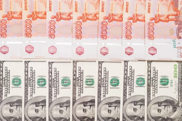 Papel moeda, banca e finanças, economizando dinheiro. Dólares, euros e rublos. Queda e aumento das taxas de câmbio — Fotografia de Stock
