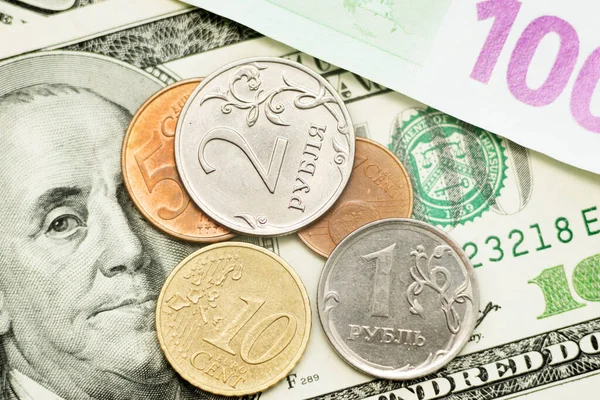Valuta papír, banki és pénzügyi, megtakarítás pénzt. Dollár, euró és rubel. Esés és emelkedő árfolyam — Stock Fotó