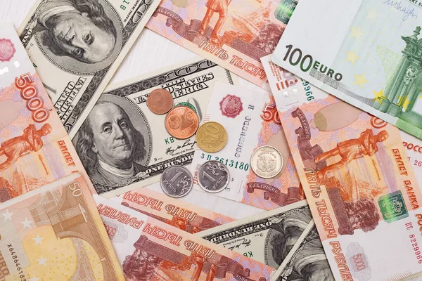 Carta moneta, banche e finanza, risparmio di denaro. Dollari, euro e rubli. Caduta e aumento del tasso di cambio Fotografia Stock