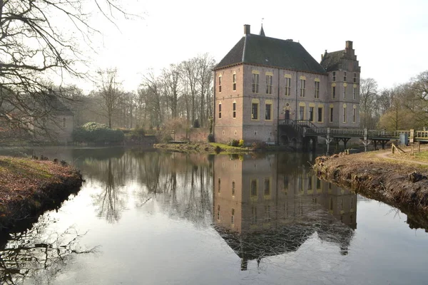 Kasteel met slotgracht en een ophaalbrug — Stockfoto