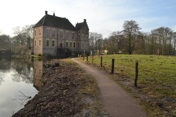 Château avec fossés et pont-levis — Photo