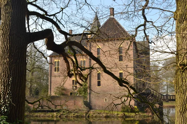 Kasteel met slotgracht en een ophaalbrug — Stockfoto