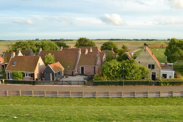 Vista do Waddendike para a pequena aldeia Moddergat — Fotografia de Stock