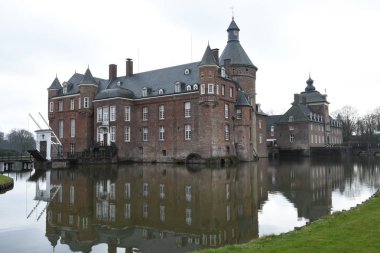 Kale castlemoat ve Almanya'da Anholt Bridge'de