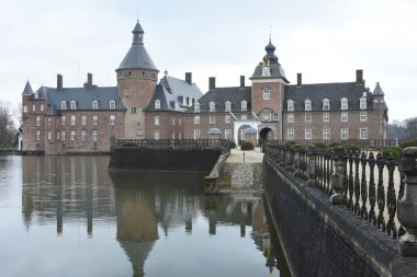 Kale castlemoat ve Almanya'da Anholt Bridge'de