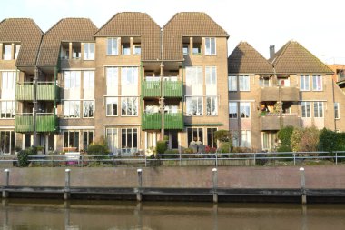 Zwolle 'deki Thorbeckegracht 'ta modern kanal evleri