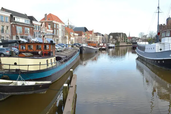 ズヴォレの街の Thorbeckegracht の昔ながらのボート — ストック写真