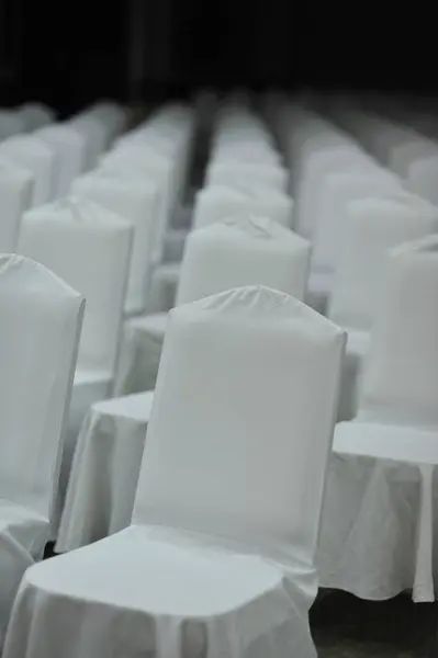 Möte vit stol i seminariet emtry personer — Stockfoto
