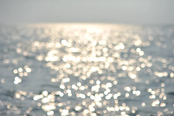 Bokeh de la réflexion du soleil sur la surface de la mer — Photo