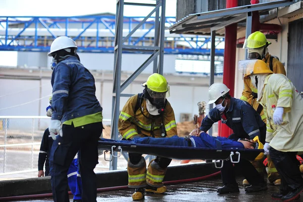 Gruppo di vigili del fuoco uomo sono iniettare spruzzare l'acqua per sparare acc — Foto Stock