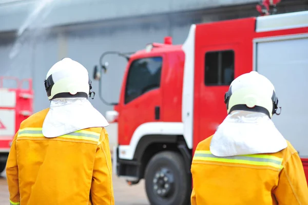 Grupp av brandmän mannen är injicera spraya vatten till brand acc — Stockfoto