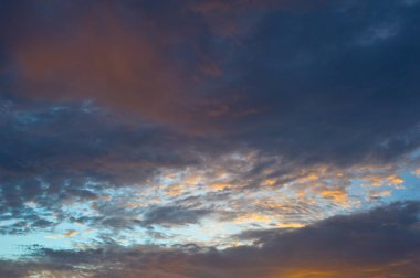 Güzel gökyüzü ve gün batımı yaz aylarında ile kırmızı turuncu sarı bulut 