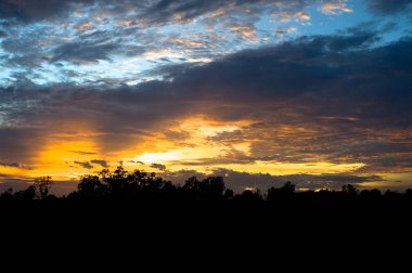 Güzel gökyüzü ve gün batımı yaz aylarında ile kırmızı turuncu sarı bulut 