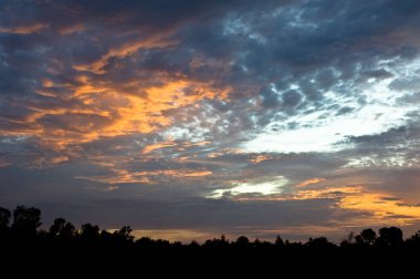 Güzel gökyüzü ve gün batımı yaz aylarında ile kırmızı turuncu sarı bulut 