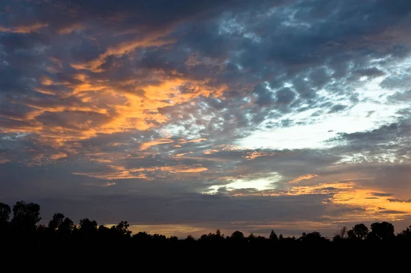 Güzel gökyüzü ve gün batımı yaz aylarında ile kırmızı turuncu sarı bulut 
