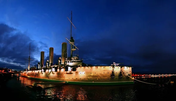 Crucero "Aurora" en el terraplén de Petrogrado del río Neva por la noche —  Fotos de Stock