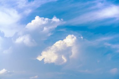 Mavi gökyüzü. Cumulus bulutları.