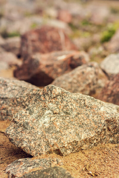 Большая груда обломков известняка на берегу моря. Камень гранитной породы с острыми краями
.