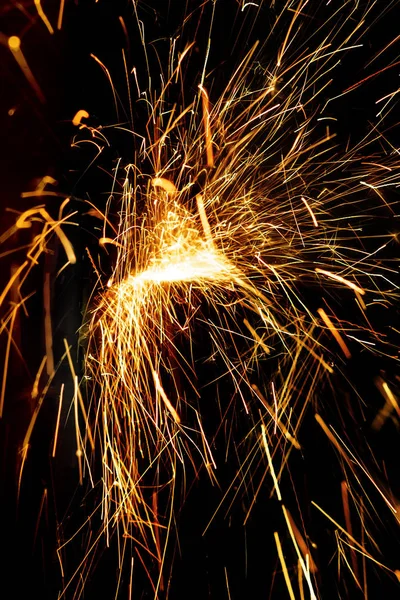 Kaynak veya karanlık bir arka plan üzerinde metal kesme Bright sıçramalarına