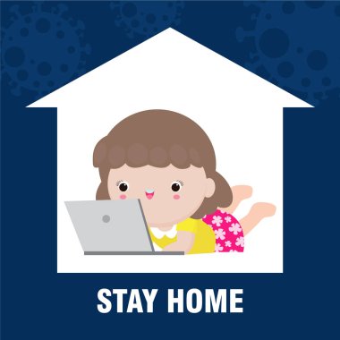 Coronavirus karantina konsepti. Evde kalmak, evde dizüstü bilgisayarda çalışan sevimli bir öğrenci, evde bilgisayar eğitimi alan çocuklar için çevrimiçi öğrenim, arka planda izole edilmiş enfeksiyonların yayılmasını önlemek.