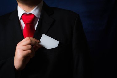 bir boş kartı elbiseli bir adam tutar