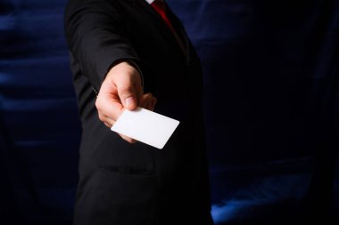 bir boş kartı elbiseli bir adam tutar