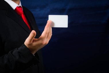 bir boş kartı elbiseli bir adam tutar