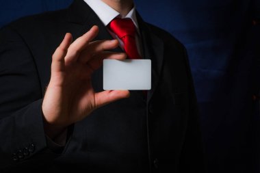 bir boş kartı elbiseli bir adam tutar