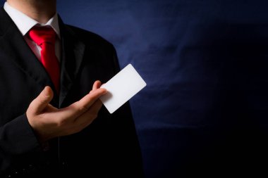 bir boş kartı elbiseli bir adam tutar