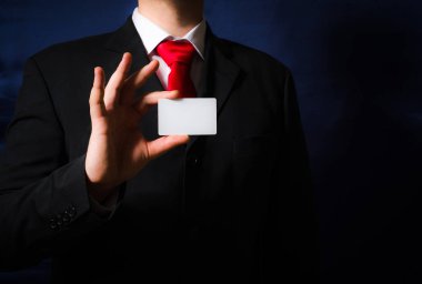 bir boş kartı elbiseli bir adam tutar