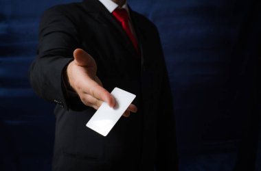 bir boş kartı elbiseli bir adam tutar