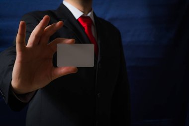 bir boş kartı elbiseli bir adam tutar